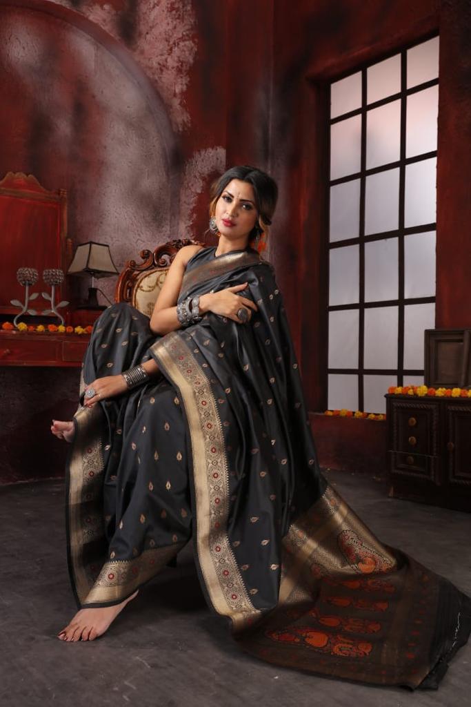 Black Elegant Pure Silk Zari Border Weaving Saree