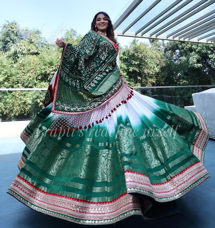 Sonam Kapoor Says She Wore Her Mother's 35-Year-Old Gharchola Saree To A  Wedding