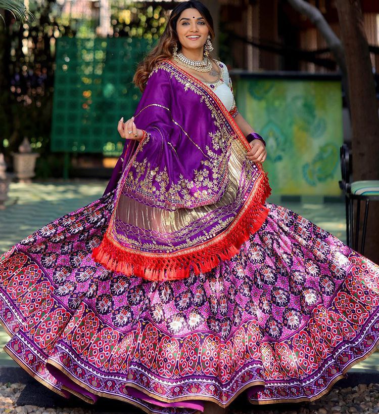 Sabyasachi Designer Thread Work Wedding Wear Lehenga Choli for London Bridal  Shopping at Rs 6995 | ब्राइडल लहंगा चोली in Surat | ID: 22028628997